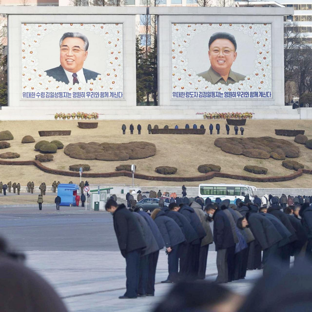 &lt;p&gt;Sjevernokorejci su se klanjali pred ikonama pokojnog vođe diljem Pjongjanga&lt;/p&gt;
