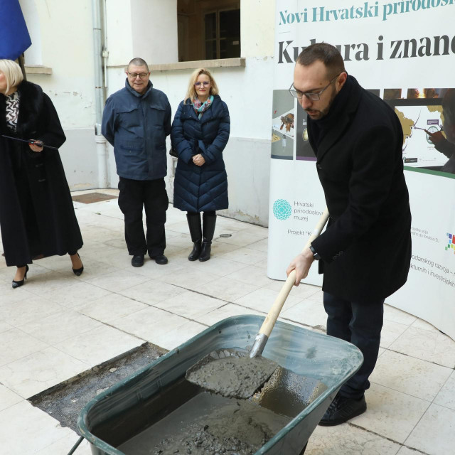 &lt;p&gt;Gradonačelnik Zagreba Tomislav Tomasević obilježio je početak radova na rekonstrukciji i dogradnji Hrvatskog prirodoslovnog muzeja.&lt;/p&gt;
