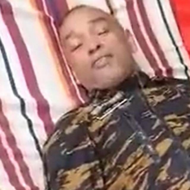 &lt;p&gt;Na društvenim je mrežama objavljen video u kojem se može vidjeti kako iscrpljeni Serge Gelle u uniformi leži na ležaljci&lt;/p&gt;
