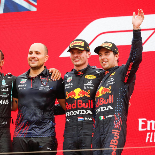 Hamilton i Verstappen u društvu Pereza i trkačeg injženjera Lambiasea

 
