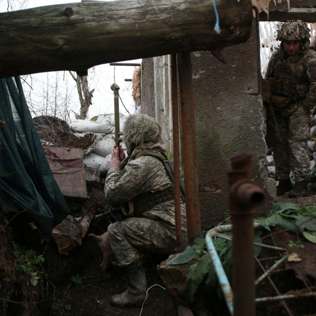 &lt;p&gt;Ukrajinski vojnici promatraju položaje nedaleko od grada Avidivke u Donječkoj oblasti&lt;/p&gt;
