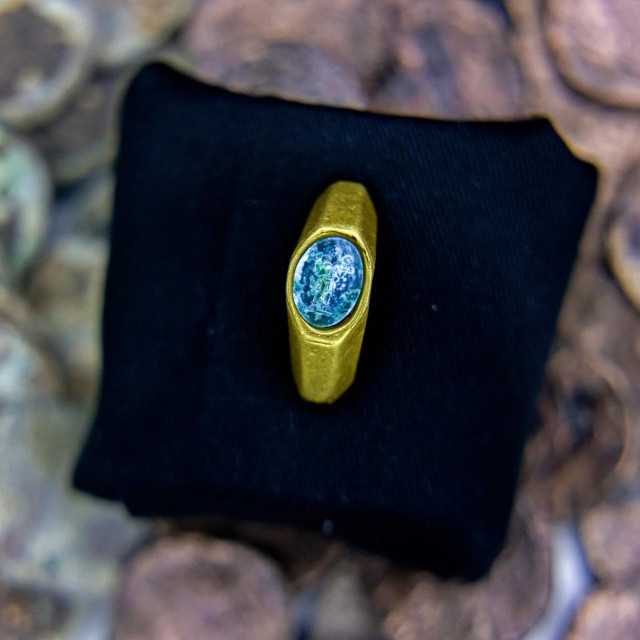 &lt;p&gt;Zlatni prsten s plavo-zelenim dragim kamenom na kojem je ugraviran lik dječaka koji na ramenima nosi ovna ili ovcu pronađen je zajedno sa stotinama srebrnih i brončanih novčića na morskom dnu u blizini drevne luke Cezareje&lt;/p&gt;
