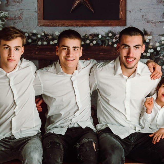 &lt;p&gt;Roko Šimić s mlađom braćom Viktorom (16), Nikolasom (14) i Davidom (6)&lt;/p&gt;
