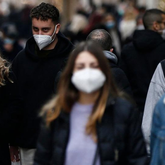 &lt;p&gt;Ilustracija, ljudi na ulicama Rima nose maske&lt;/p&gt;
