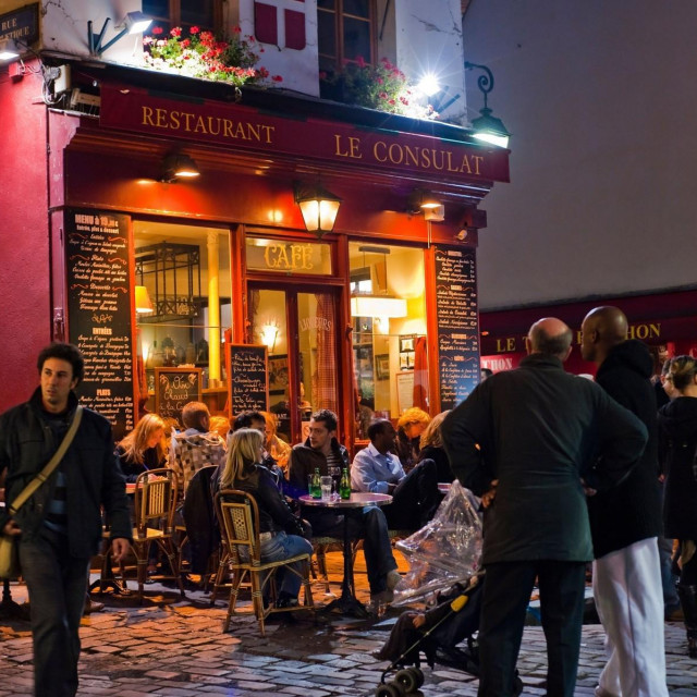 Ilustracija, ljudi u kafiću u Parizu prije izbijanja pandemije
