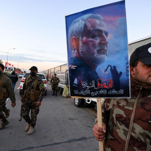 &lt;p&gt;Iranski vojnici na mjestu gdje je ubijen general Soleimani&lt;/p&gt;
