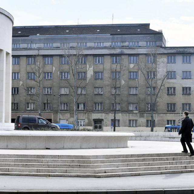 &lt;p&gt;Zgrada na Trgu žrtava fašizma u Zagrebu u kojoj je nekada bio studentski dom sudskom je presudom 2011. prešla u ruke akademika koji su iselili studente. Zgrada otad nije u funkciji.&lt;/p&gt;
