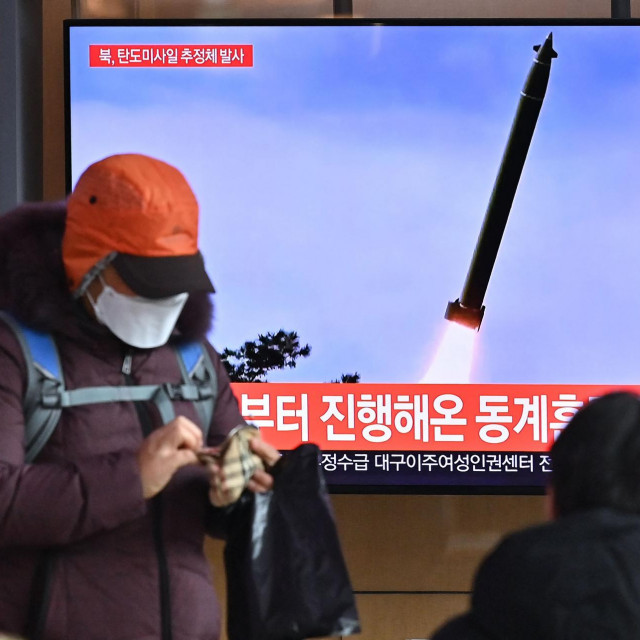 &lt;p&gt;Prijenos lansiranja projektila na televizoru u Seulu u Južnoj Koreji&lt;/p&gt;
