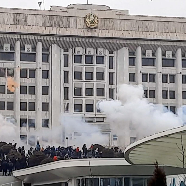 &lt;p&gt;Prosvjednici su upali u zgradu Gradskoga poglavarstva u Almatiju odakle su se začuli pucnji, a buknuo je i požar&lt;/p&gt;
