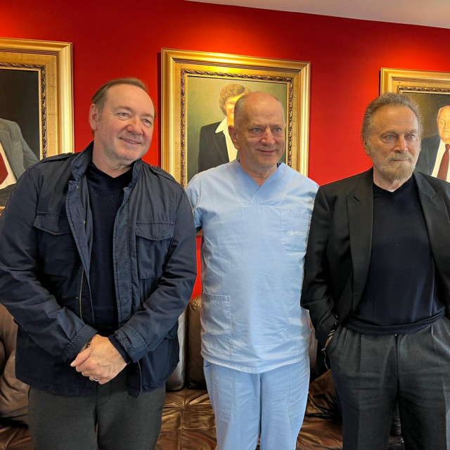 &lt;p&gt;Kevin Spacey, doktor Nikica Gabrić i Franco Nero u klinici Svjetlost&lt;/p&gt;
