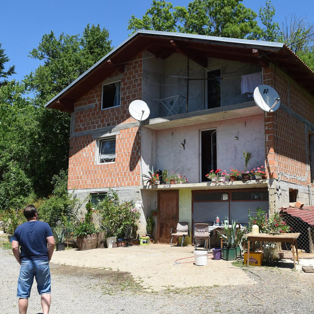 &lt;p&gt;Kuća obitelji Vukadinović u Rapainu Klancu nedaleko Brinja u kojoj je u srpnju prošle godine usred noći sin ubio oca&lt;/p&gt;
