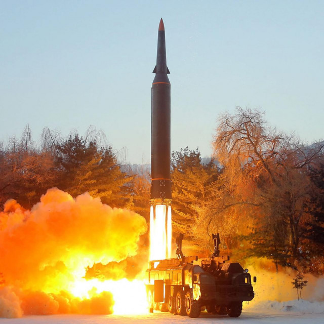 &lt;p&gt;Fotografija koju je objavila agencija KCNA prikazuje lansiranje, kako tvrde vlasti Sjeverne Koreje, hipersonične rakete&lt;/p&gt;
