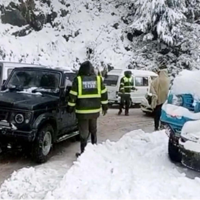 &lt;p&gt;Vozila zarobljena snijegom u Pakistanu&lt;/p&gt;
