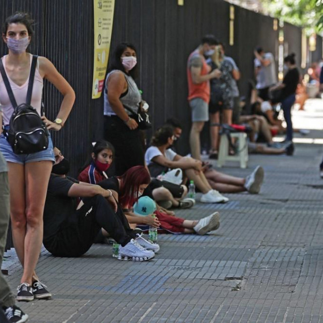 &lt;p&gt;Ljudi u Buenos Airesu čekaju u redu za cjepivo&lt;/p&gt;
