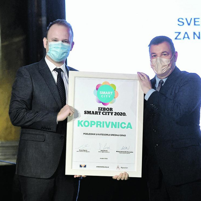 &lt;p&gt;Lani je Vjeran Stilinović uručio nagradu za najbolji Smart City u kategoriji srednjeg grada gradonačelniku Koprivnice Mišelu Jakšiću&lt;/p&gt;
