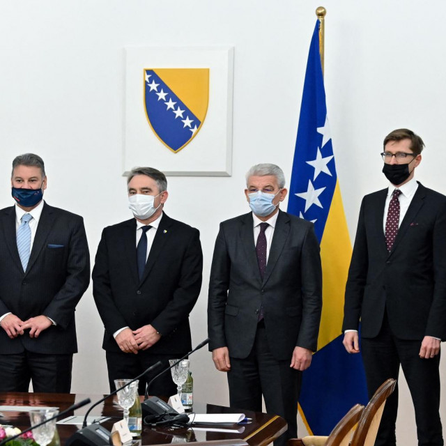 &lt;p&gt;S lijeva na desno: Eric Nelson, Daniel Escobar,Željko Komšić, Šefik Džaferović, Marko Makovec, Milorad Dodik i Johann Sattler&lt;/p&gt;
