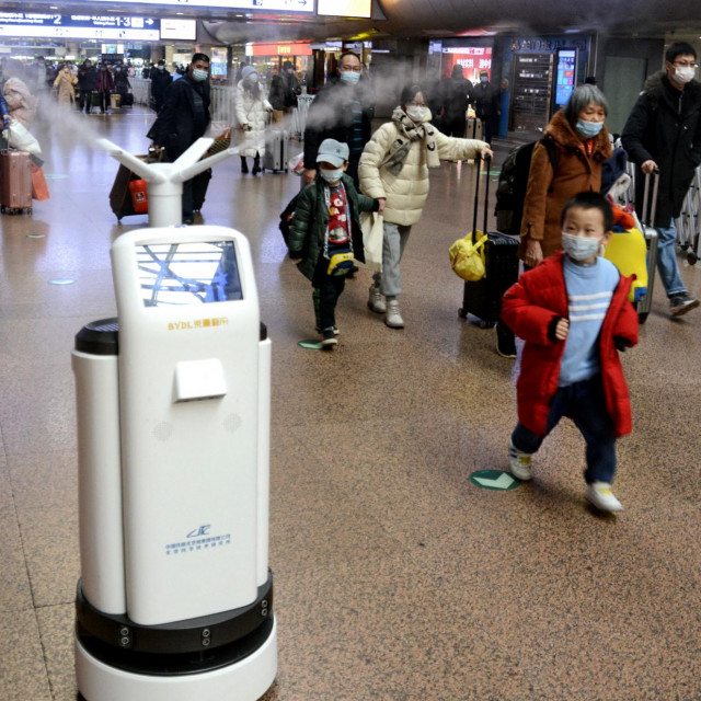 &lt;p&gt;Robot raspršuje dezinficijens na željezničkoj stanici u Pekingu&lt;/p&gt;
