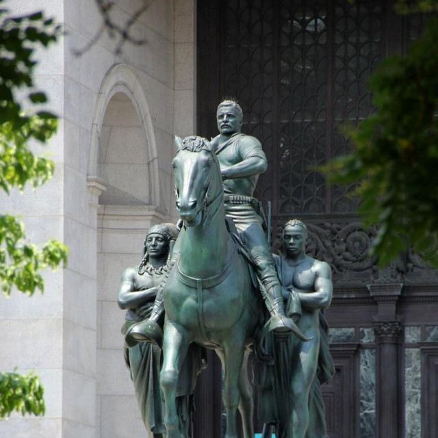 &lt;p&gt;Kip Theodorea Roosevelta ispred Priridoslovnog muzeja u New Yorku&lt;/p&gt;

