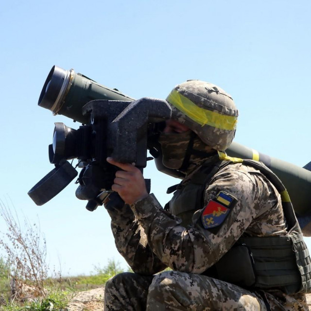 &lt;p&gt;Ukrajinski vojnik s prijenosnim raketnim sustavom Javelin&lt;/p&gt;
