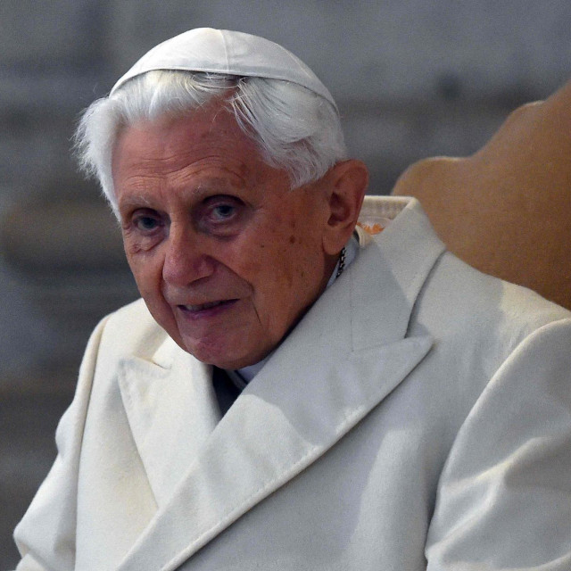 &lt;p&gt;Papa u miru Benedikt XVI&lt;/p&gt;

