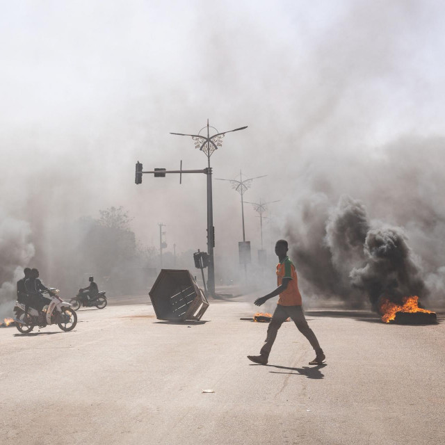 &lt;p&gt;Demonstratori podupiru pobunjene vojnike u prosvjedu protiv predsjednika Kaborea&lt;/p&gt;
