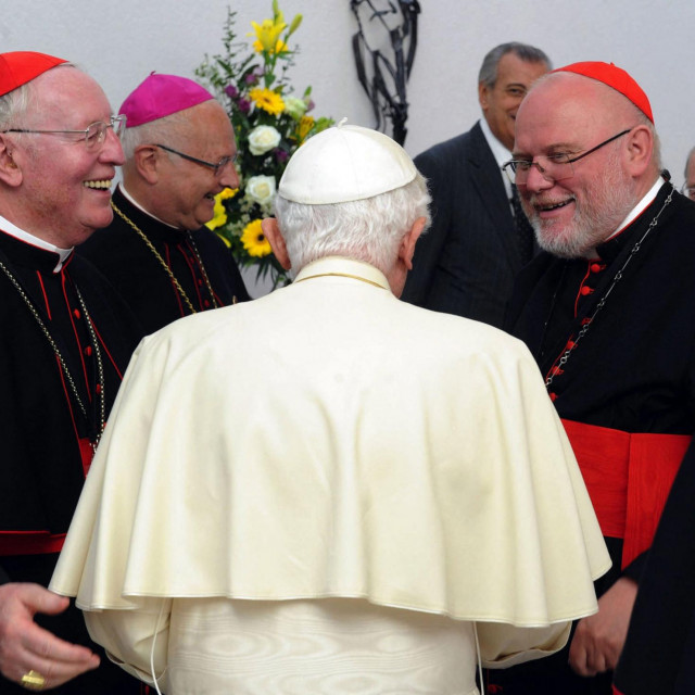 &lt;p&gt;Friedrich Wetter (lijevo), Benedikt XVI. (u sredini) i Reinhard Marx (desno)&lt;/p&gt;
