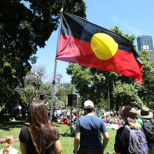 &lt;p&gt;Aboridžinska zastava&lt;/p&gt;

