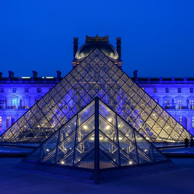 &lt;p&gt;Muzej Louvre&lt;/p&gt;
