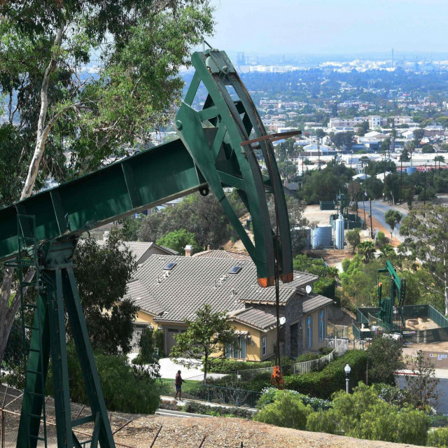 &lt;p&gt;Naftna bušotina u Los Angelesu&lt;/p&gt;
