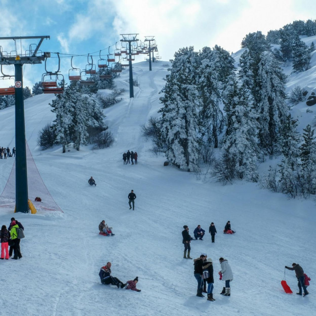 &lt;p&gt;Suncem okupane padine privukle su velik broj skijaša na vrh Olimp&lt;/p&gt;
