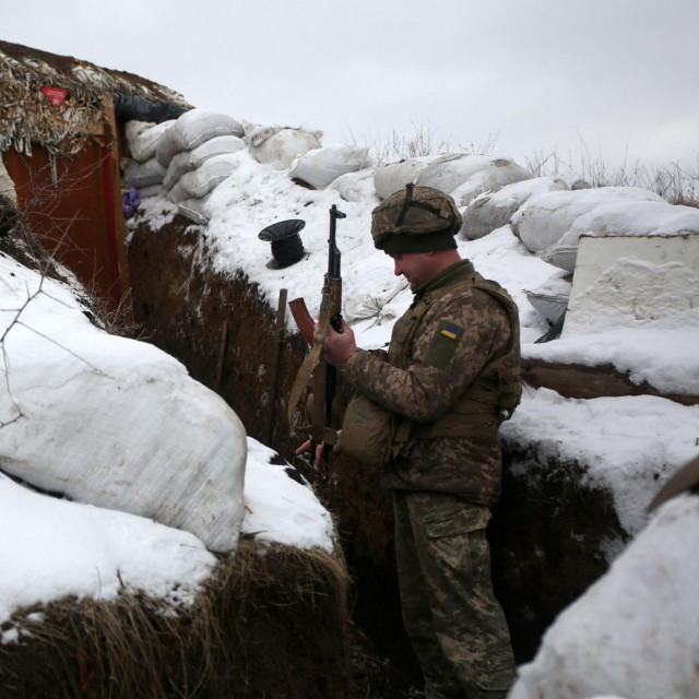 Ukrajinski vojnik u rovu nedaleko od sela Zolote u regiji Lugansk
