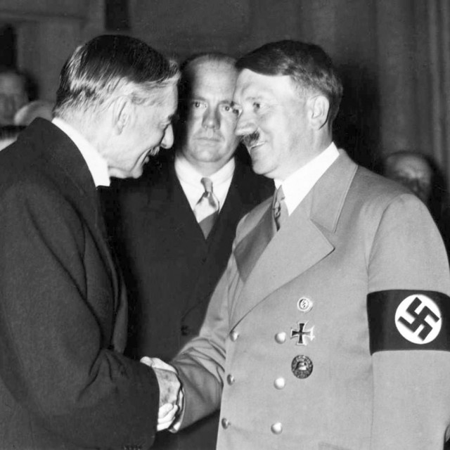 &lt;p&gt;Arthur Neville Chamberlain i Adolf Hitler u Münchenu 1938.&lt;/p&gt;

