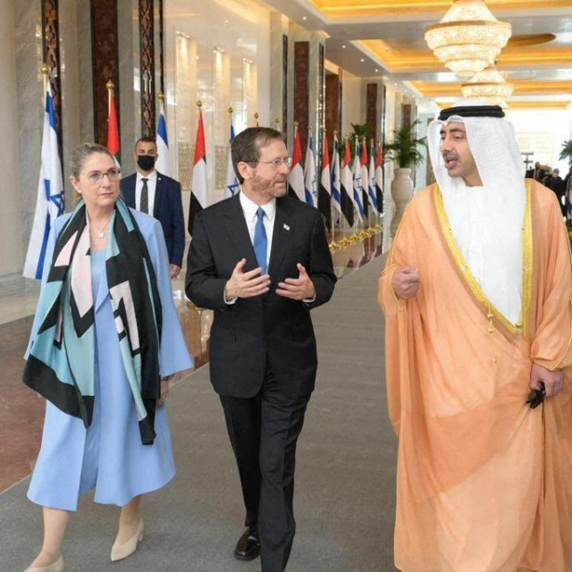 &lt;p&gt;Isaac Herzog sa suprugom Michal i Abdullahom bin Zayed Al Nahyanom, ministrom vanjskih poslova Ujedinjenih Arapskih Emirata&lt;/p&gt;
