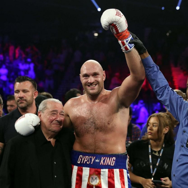 &lt;p&gt;LAS VEGAS, NEVADA - JUNE 15: Tyson Fury (C) poses with boxing promoter Bob Arum (L) and referee Kenny Bayless after defeating Tom Schwarz during a heavyweight fight at MGM Grand Garden Arena on June 15, 2019 in Las Vegas, Nevada. Fury won with a second-round TKO. Steve Marcus,Image: 448122731, License: Rights-managed, Restrictions:, Model Release: no, Credit line: Steve Marcus/Getty images/Profimedia&lt;/p&gt;
