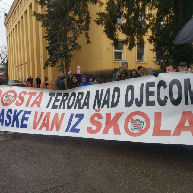 Prosvjed protiv koronamjera i obveznog testiranja djece održava se ispred zgrade Hrvatskog zavoda za javno zdravstvo.
 
