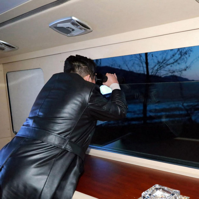  Kim Jong Un promatra ispaljivanje rakete
