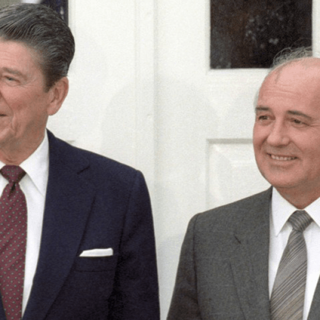 Redom: Ronald Reagan i Mihail Gorbačov, Boris Jeljcin i Bill Clinton, George W. Bush i Vladimir Putin
