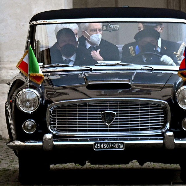 &lt;p&gt;Sergio Mattarella u automobilu Lancia Flaminia 335&lt;/p&gt;
