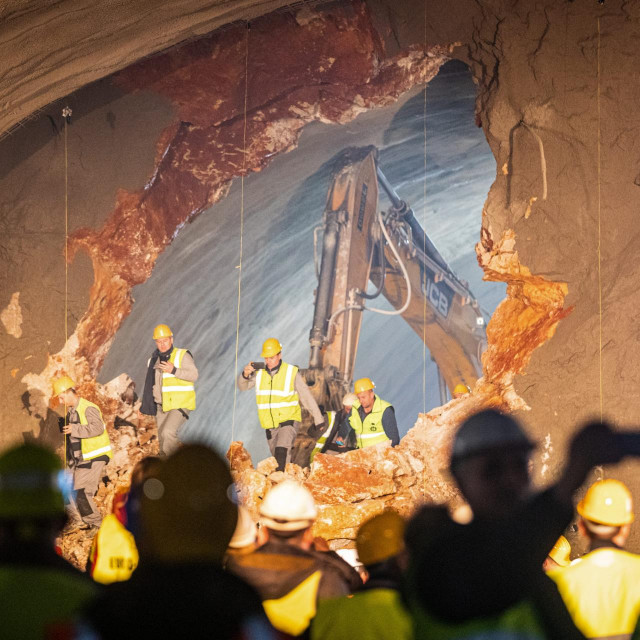 &lt;p&gt;Dovršetak probijanja tunela Podmurvice u sklopu projekta izgradnje Državne ceste DC403 od čvora Škurinje do luke Rijeka&lt;/p&gt;
