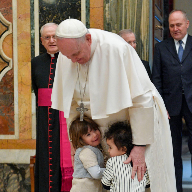 &lt;p&gt;Papa Franjo sa dječicom&lt;/p&gt;
