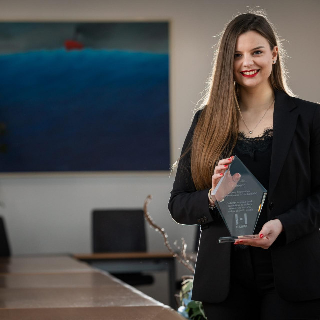 &lt;p&gt;Julija Božan, dobitnica je prve nagrade Hanfe za najbolje studentske znanstvene i stručne radove za 2021. godinu&lt;/p&gt;
