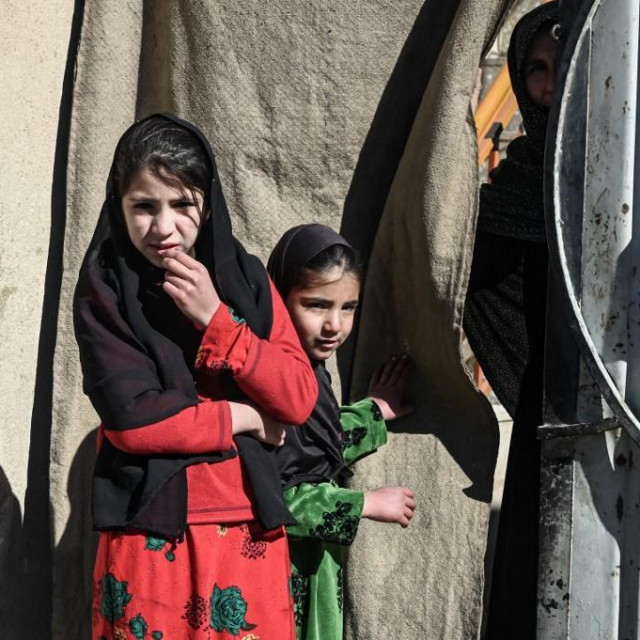 Djevojčice stoje ispred kuće u Kabulu
