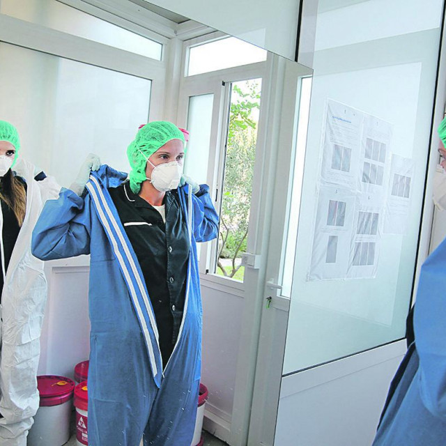 &lt;p&gt;Odjel na infektologiji bolnice Križine u Splitu. Medicinske sestre pokazuju postupak ponašanja od ulaza do izlaza sa odjela&lt;/p&gt;
