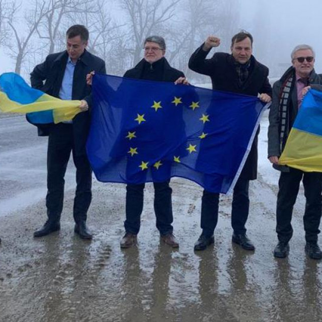 &lt;p&gt;Tonino Picula (drži EU zastavu, u sredini)&lt;/p&gt;
