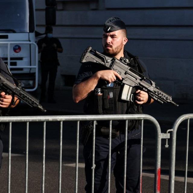 &lt;p&gt;Francuska žandarmerija neposredno nakon napada 13.11.2015. &lt;/p&gt;
