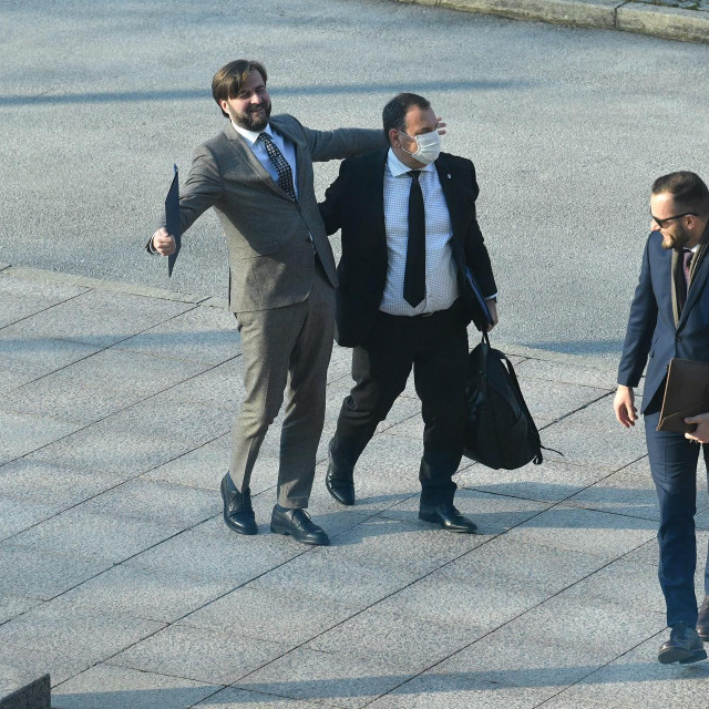 &lt;p&gt;Ministri Ćorić i Beroš snimljeni su kako zagrljeni i dobro raspoloženi dolaze na sjednicu Vlade. Taj je prizor nasmijao i ministra Aladrovića&lt;/p&gt;
