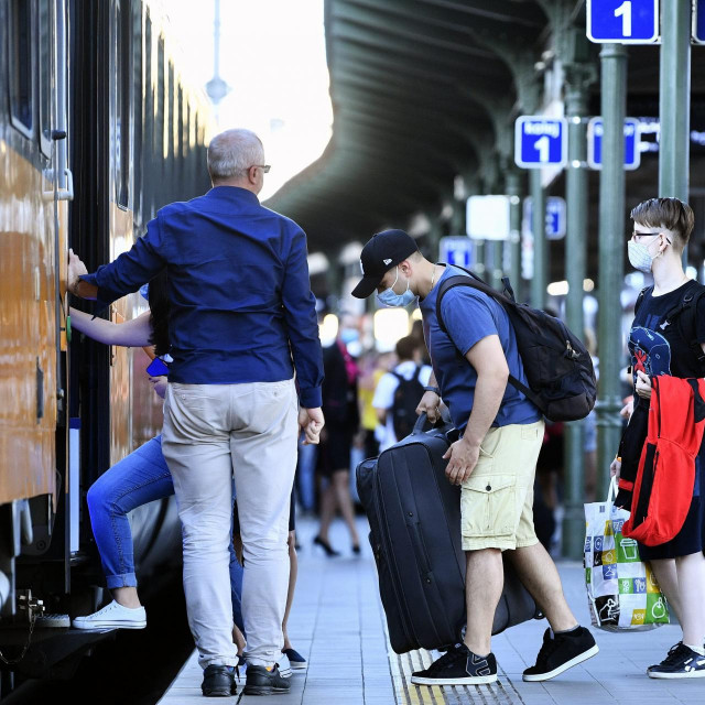 &lt;p&gt;Češki turisti ukrcavaju se na vlak za Hrvatsku u lipnju 2020.&lt;/p&gt;
