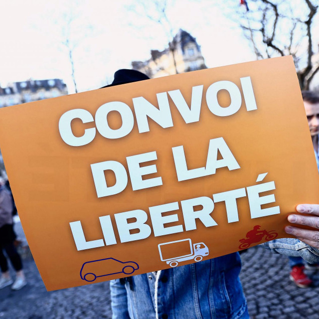 &lt;p&gt;Prosvjednik u Parizu nosi natpis ”Konvoj slobode”&lt;/p&gt;
