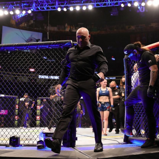 &lt;p&gt;LAS VEGAS, NEVADA - DECEMBER 11: Joe Rogan exits the octagon following the women&amp;#39;s flyweight fight between Miranda Maverick and Erin Blanchfield during the UFC 269 event at T-Mobile Arena on December 11, 2021 in Las Vegas, Nevada. Carmen Mandato,Image: 647506071, License: Rights-managed, Restrictions:, Model Release: no, Credit line: Carmen Mandato/Getty images/Profimedia&lt;/p&gt;

