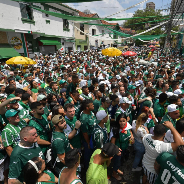 Navijači Palmeirasa pratili su utakmicu pred stadionom i po gradskom ulicama u Sao Paulu
